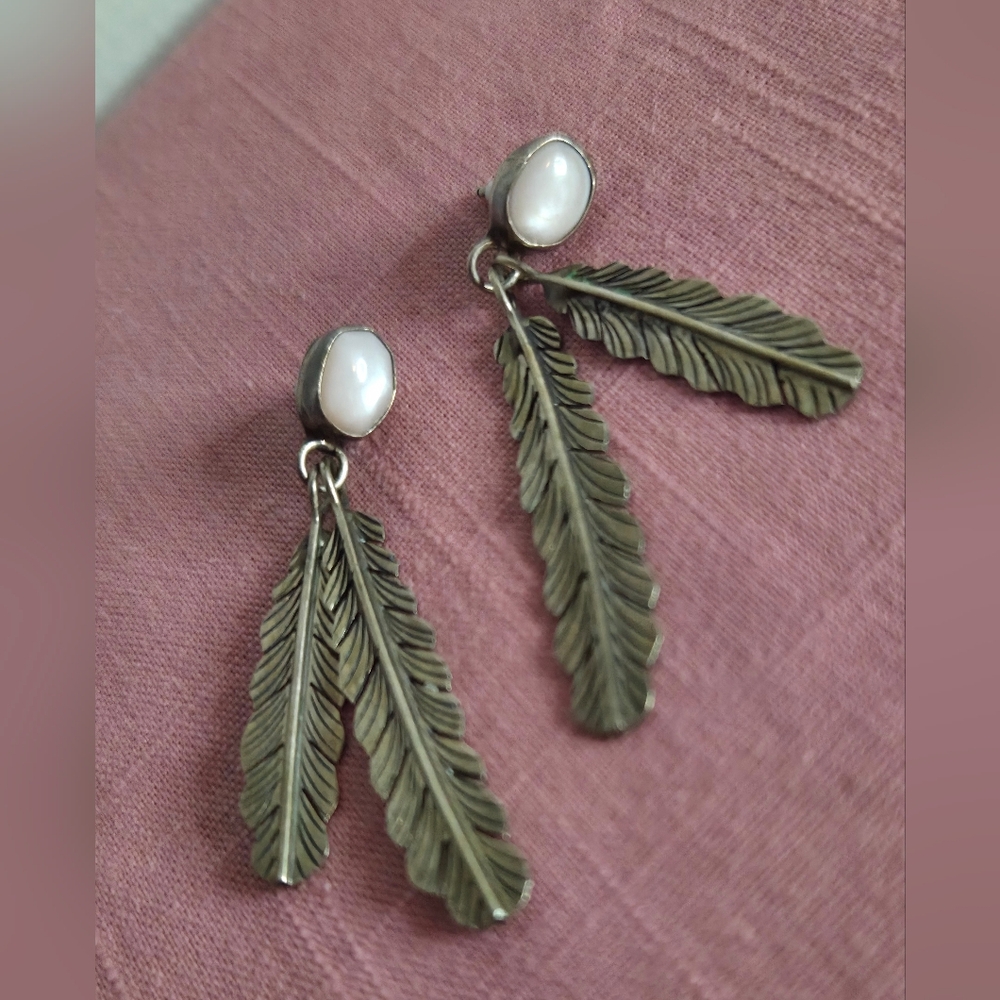 Vintage Native American Feather Earrings w. Mother of Pearl Cabochon Stones